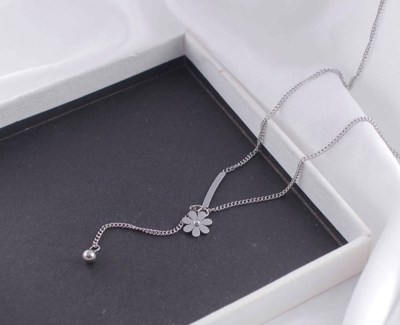 Stainless Steel Daisy Flower Pendent Necklace